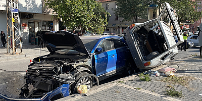Kayseri'de 2 otomobilin çarpıştığı kazada 2 kişi yaralandı