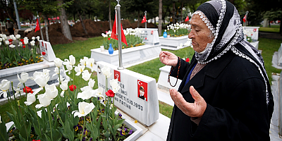 Kayseri'de 84 yaşındaki şehit annesi Anneler Günü'nde oğlunun kabrini ziyaret etti