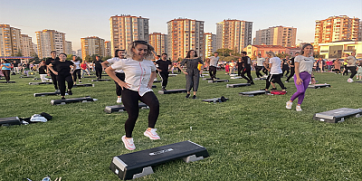 Kayseri'de açık havada müzik eşliğinde spor yapıldı