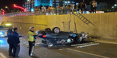 Kayseri'de alt geçide düşen otomobilin sürücüsünün kaçtığı kazada 3 kişi yaralandı