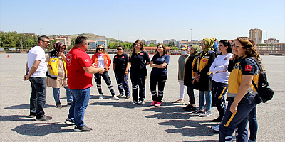 Kayseri'de ambulans personeli 16 kadına ileri sürüş teknikleri eğitimi verildi