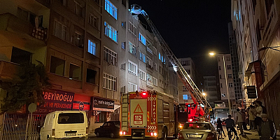 Kayseri'de apartmanın çatısındaki yangın söndürüldü
