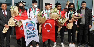 Kayseri'de, Avrupa Muaythai Şampiyonası'nda madalya alan sporculara mehteranlı karşılama