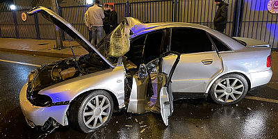 Kayseri'de aydınlatma direğine çarpan otomobildeki 2 kişi yaralandı