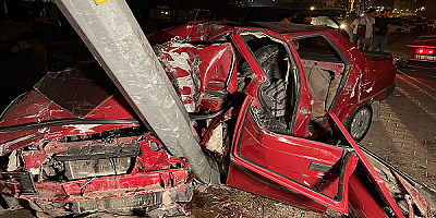 Kayseri'de aydınlatma direğine çarpan otomobilin sürücüsü ağır yaralandı