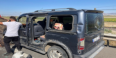 Kayseri'de bariyere çarpan hafif ticari araçtaki anne öldü, eşi ve oğlu yaralandı