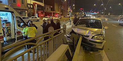 Kayseri'de bariyerlere çarpan otomobildeki 4 kişi yaralandı