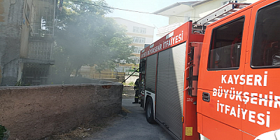 Kayseri'de başı duvardaki deliğe sıkışan koyunu itfaiye kurtardı