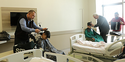 Kayseri'de berber ve kuaförler hastanede depremzedelere gönüllü hizmet veriyor