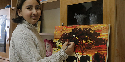 Kayseri'de beyin tümörünü yenen liseli Elif Nur geleceğe umutla bakıyor