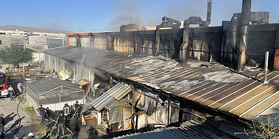 Kayseri'de bir fabrikada çıkan yangına müdahale ediliyor