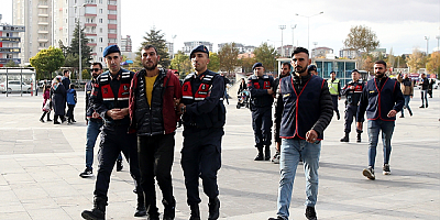 Kayseri'de bir kadının öldürülmesine ilişkin yakalanan 2 oğlu ve komşusu adliyede