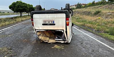 Kayseri'de bir kargo şirketine ait aracın devrilmesi sonucu 3 kişi yaralandı