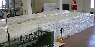 Kayseri'de bir lisede depremzedeler için 260 yatak üretildi