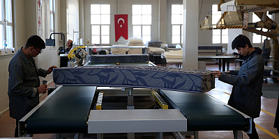 Kayseri'de bir lisede depremzedeler için yatak üretiliyor