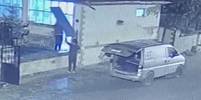 Kayseri'de cami tuvaletinin demir kapısının çalınması güvenlik kamerasınca kaydedildi