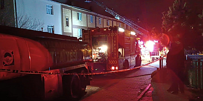 Kayseri'de çatısı yanan 4 katlı bina boşaltıldı