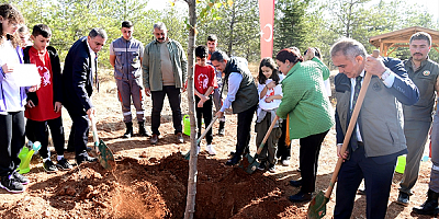 Kayseri'de Cumhuriyet'in 100. yıl dönümünde Neşet Ertaş Millet Ormanı'na 100 fidan dikildi