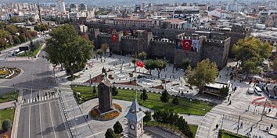 Kayseri'de Cumhuriyet Meydanı'nın çehresi değişiyor
