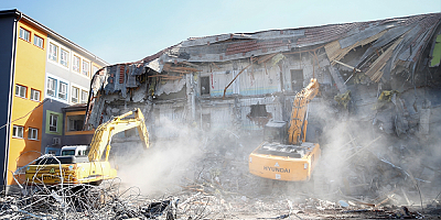 Kayseri'de depremde hasar gören Avukat Ahmet Ulucan İlk ve Ortaokulunun bir bloğu yıkılıyor