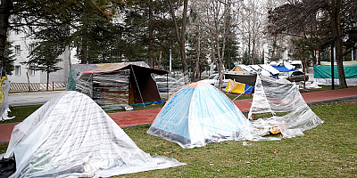 Kayseri'de depremlerden tedirgin olanlar parklara çadır kurdu