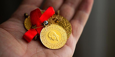 Kayseri'de depremzede annelerin yeni doğan bebeklerine altın hediye edildi