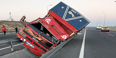 Kayseri'de devrilen kamyondaki 1 kişi öldü, 1 kişi yaralandı