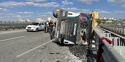 Kayseri'de devrilen mıcır yüklü kamyonun sürücüsü yaralandı