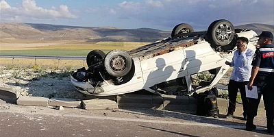 Kayseri'de devrilen otomobildeki 2 kişi yaralandı