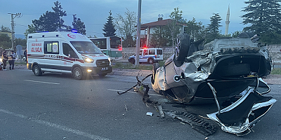Kayseri'de devrilen otomobildeki 3 kişi kazadan yara almadan kurtuldu