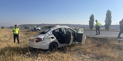Kayseri'de devrilen otomobildeki 3 kişi yaralandı