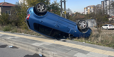 Kayseri'de devrilen otomobildeki anne ile 2 çocuğu yaralandı