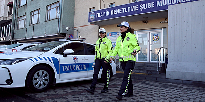 Kayseri'de ekip arkadaşı iki kadın polis, trafiğin düzenli akışı için mesai harcıyor
