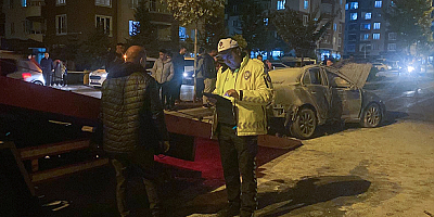 Kayseri'de elektrik direğine çapıp alev alan otomobildeki 3 kişi yaralandı