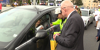 Kayseri'de emniyet kemeri takan sürücülere fidan verildi