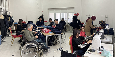 Kayseri'de engelliler kooperatifinin üyeleri depremzedeler için polar ceket dikiyor