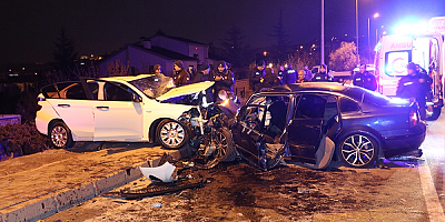 Kayseri'de feci kaza iki otomobil kafa kafaya çarpıştı  2 kişi öldü, 6 kişi yaralandı