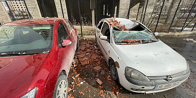 Kayseri'de fırtınada üzerine tuğla düşen 2 otomobil hasar gördü