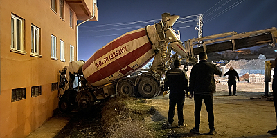 Kayseri'de freni boşalan beton mikseri binaya çarptı