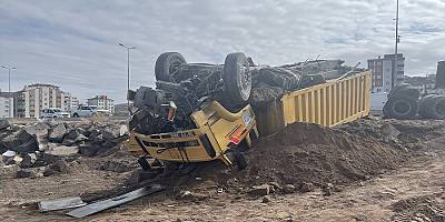 Kayseri'de freni boşalan kamyon yan yola girerek devrildi