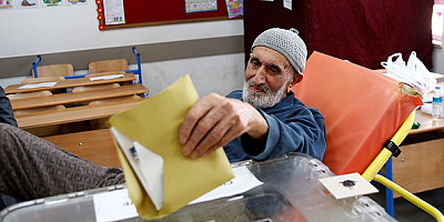 Kayseri'de görme engelli ve hasta seçmenler sandık başına gitt