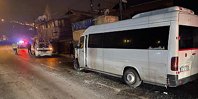 Kayseri'de hafif ticari araç ile minibüsün çarpışması sonucu 7 kişi yaralandı