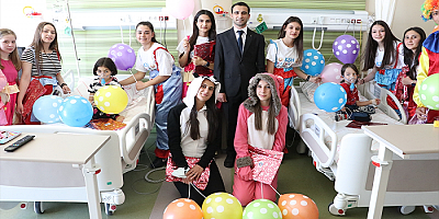 Kayseri'de hemşire adayları palyaço kostümü giyip çocuk hastaları eğlendiriyor