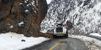 Kayseri'de heyelan nedeniyle kapanan yol ulaşıma açıldı
