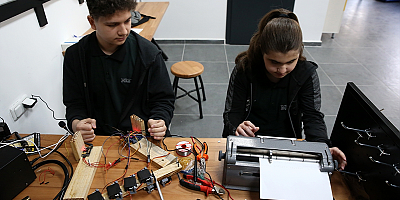 Kayseri'de iki liseli görme engelliler için sesi Braille alfabesine dönüştüren cihaz yaptı