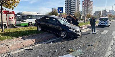 Kayseri'de iki otomobilin çarpıştığı kazada 2 kişi yaralandı