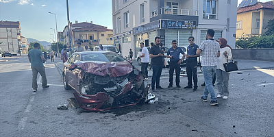 Kayseri'de iki otomobilin çarpıştığı kazada 5 kişi yaralandı