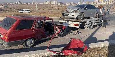 Kayseri'de iki otomobilin çarpıştığı kazada 7 kişi yaralandı