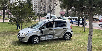 Kayseri'de iki otomobilin çarpıştığı kazada 9 kişi yaralandı
