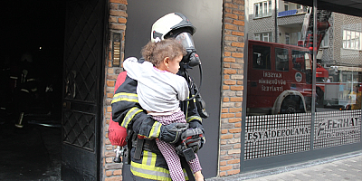 Kayseri'de itfaiye ekipleri yangında mahsur kalanları kurtardı